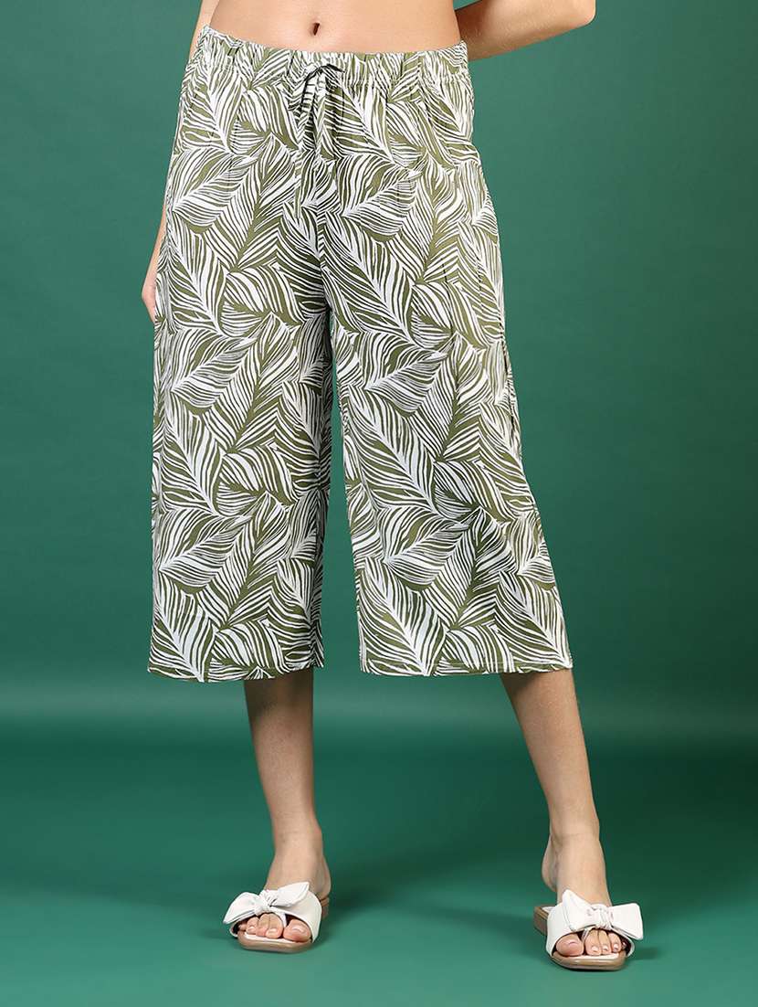 women printed mid rise relaxed fit capri