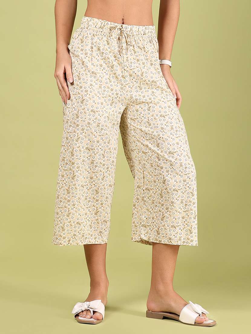 women printed mid rise relaxed fit capri