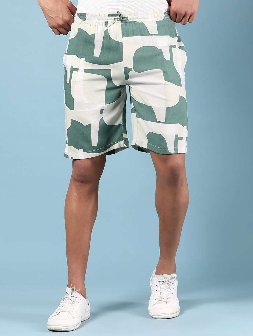 men printed mid rise regular fit shorts