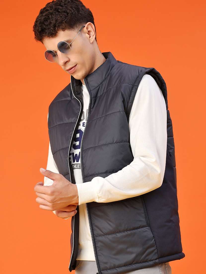 men solid sleeveless lightweight puffer jacket
