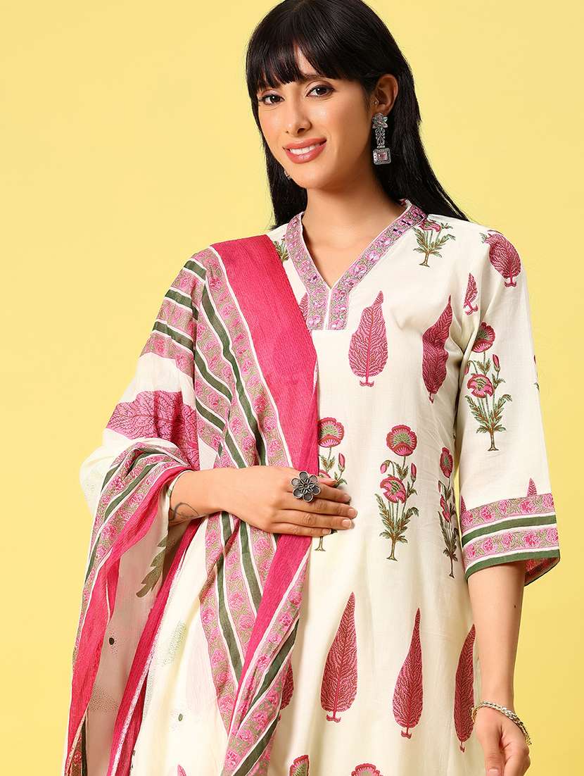 women floral three quarter sleeve kurta pant with dupatta set - 22171787 -  Standard Image - 3