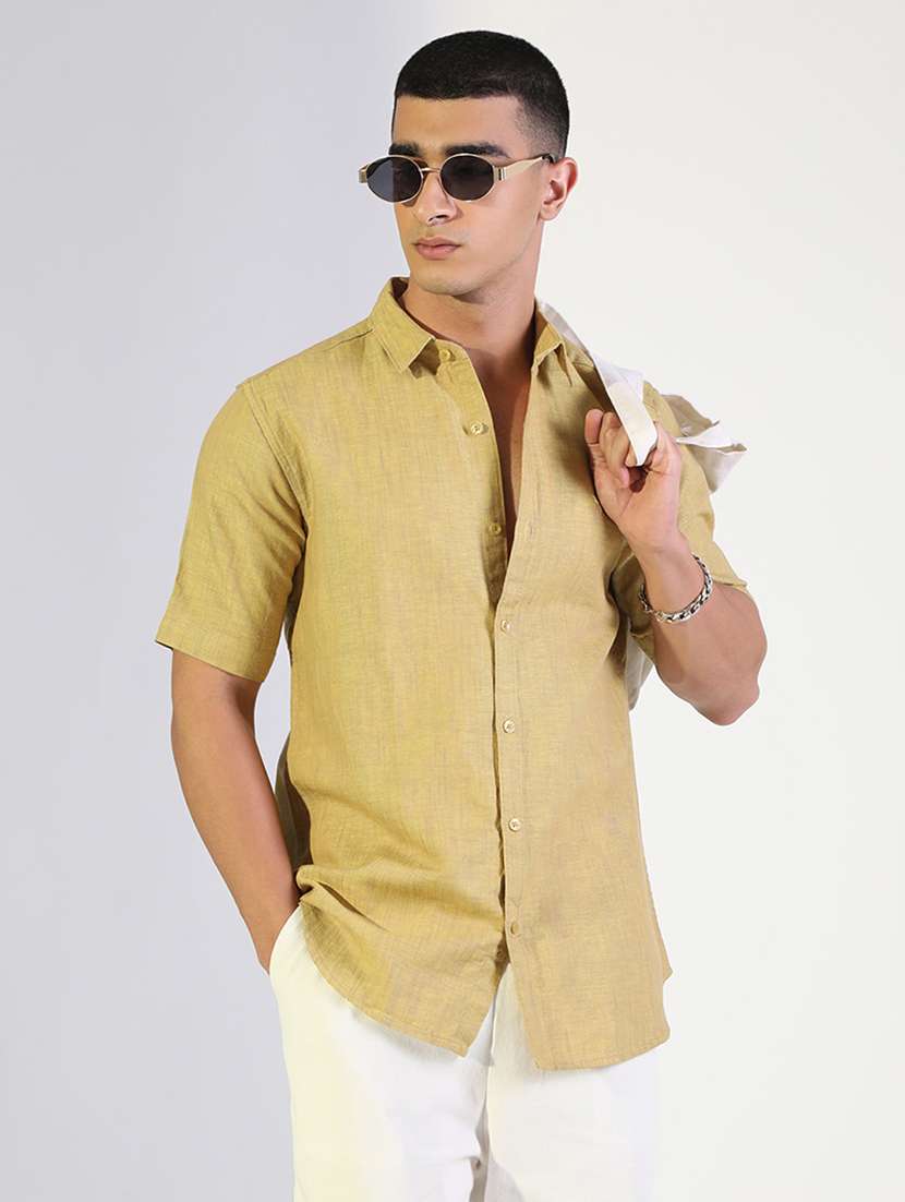 men solid collared short sleeve shirt