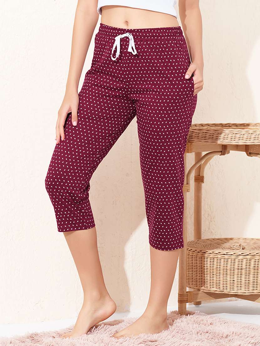 women printed mid rise regular fit capri