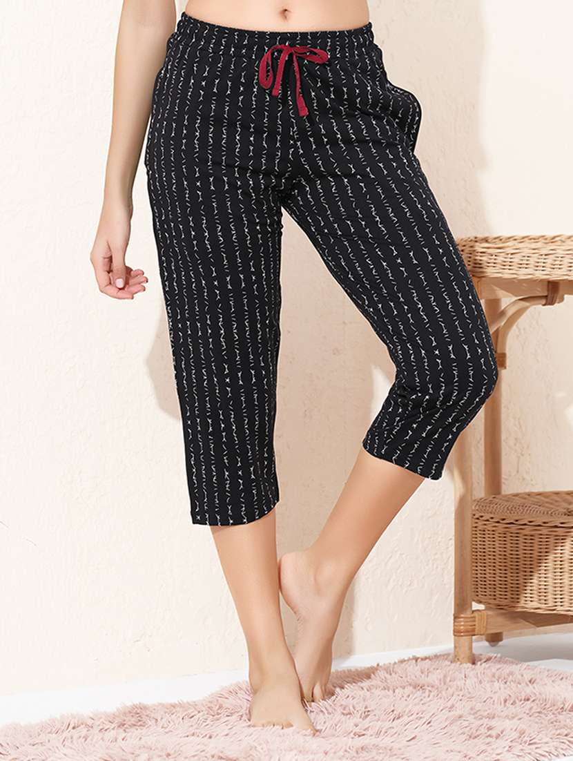 women printed mid rise regular fit capri
