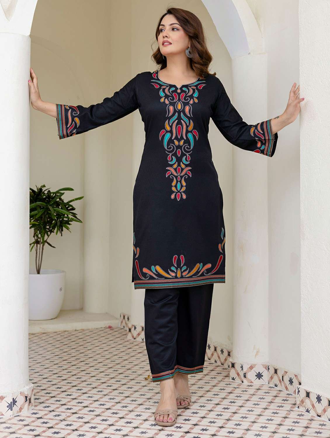 women embroidered long sleeve straight woolen kurta