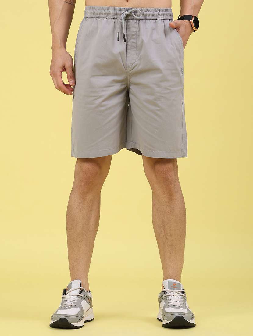 men solid mid rise regular fit shorts