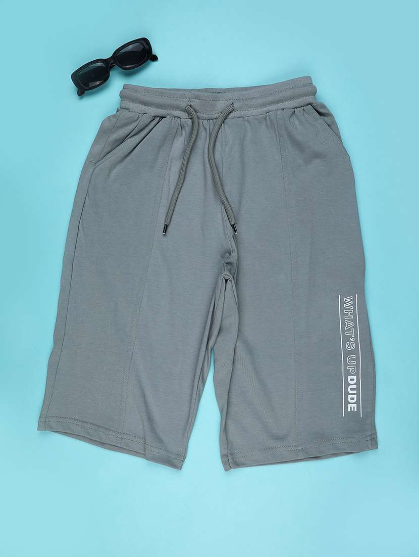 men solid mid rise shorts