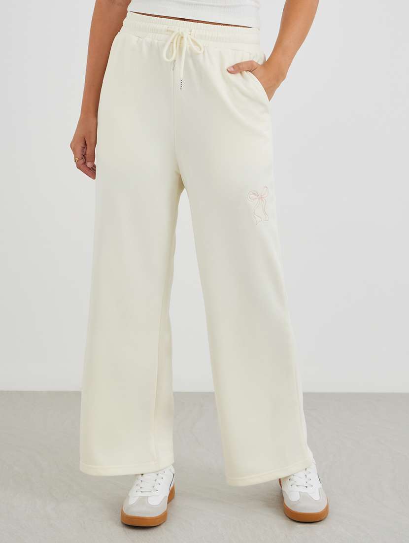 women solid mid rise track pant