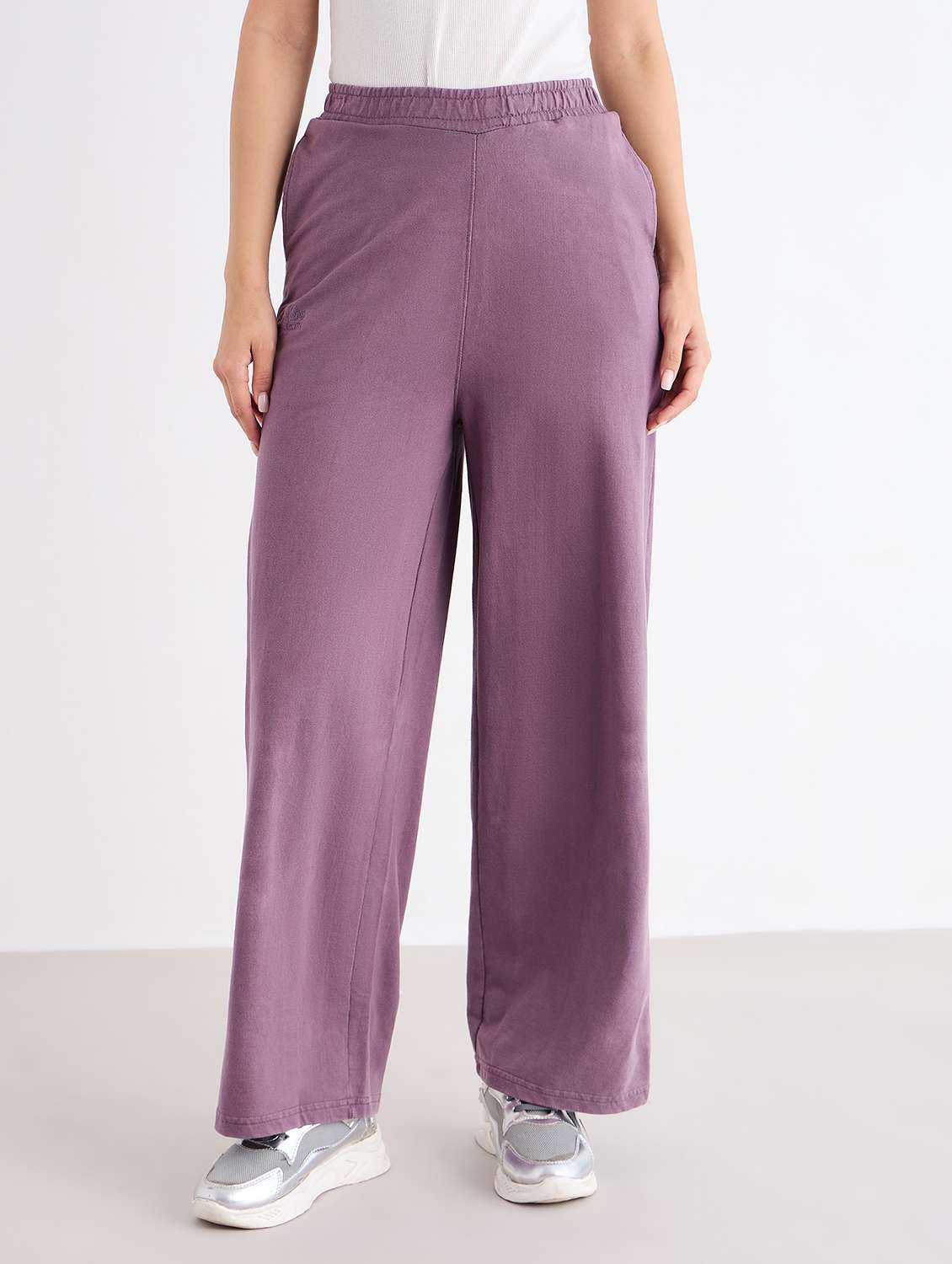 women solid mid rise track pant