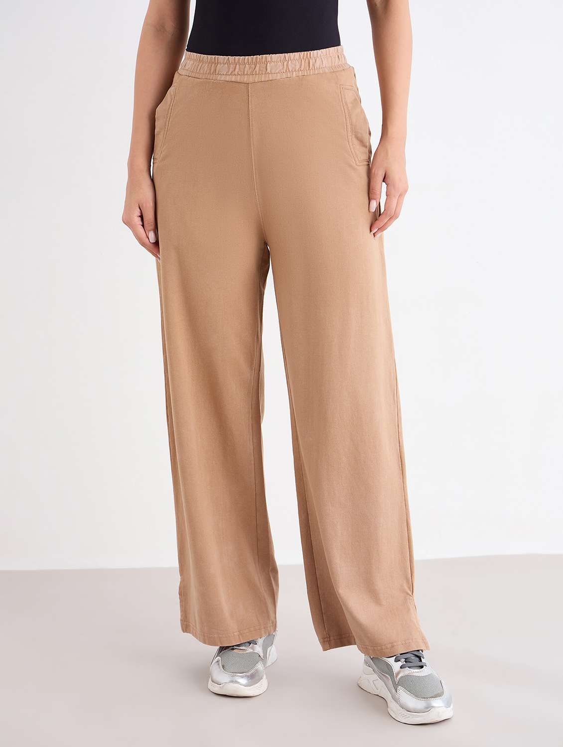 women solid mid rise track pant