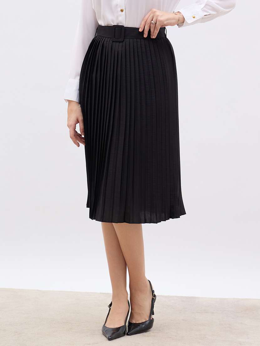 women black solid high rise pleated skirt