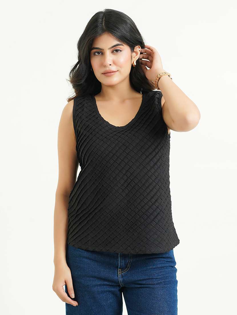 women black solid sleeveless tank top
