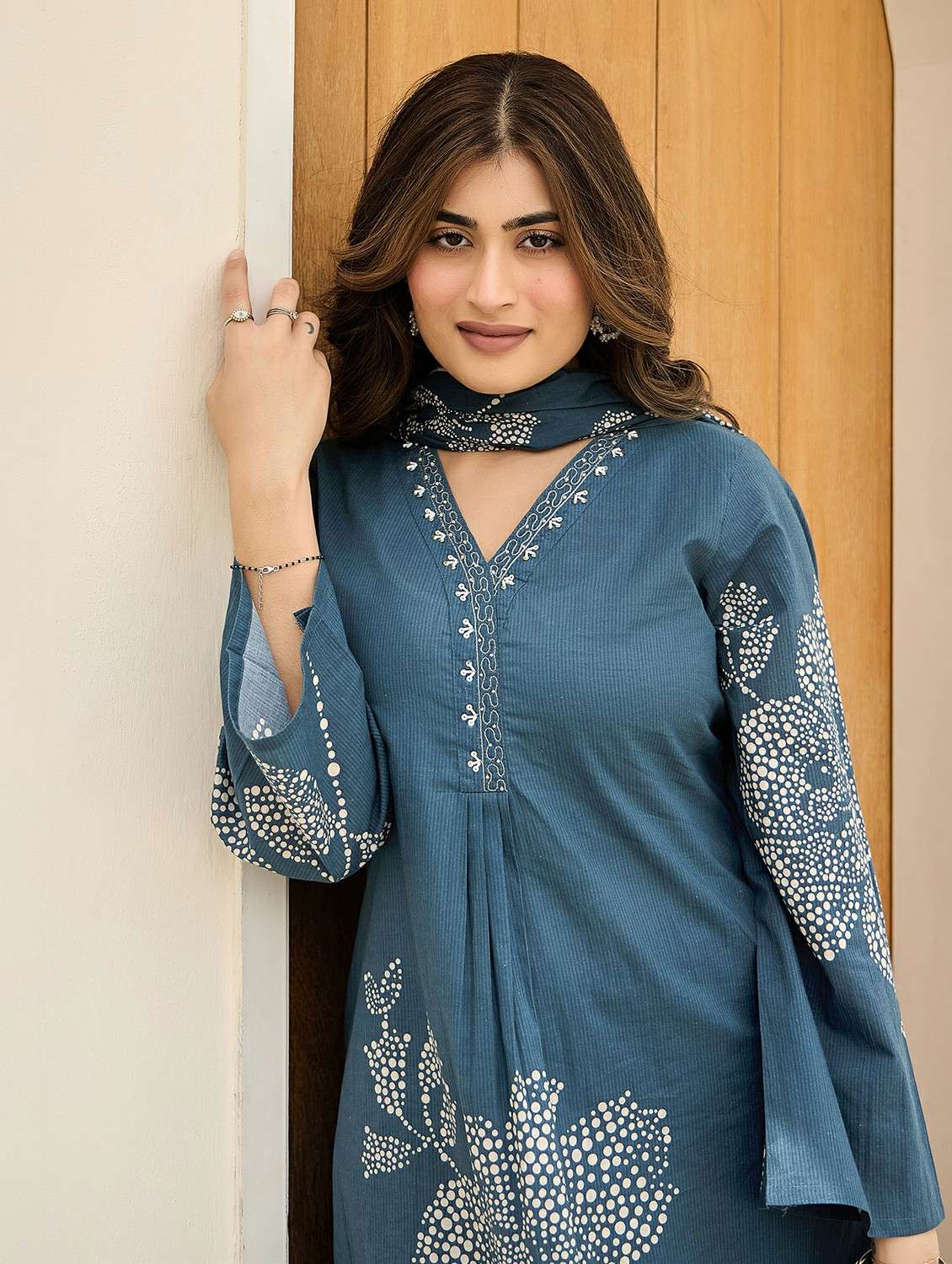 women embroidered flared sleeve kurta pant with dupatta set - 22178485 -  Standard Image - 5