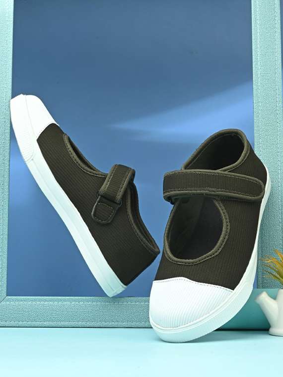 women olive lace-up sneaker