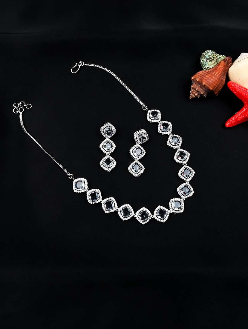 glamour white ad sleek necklace set