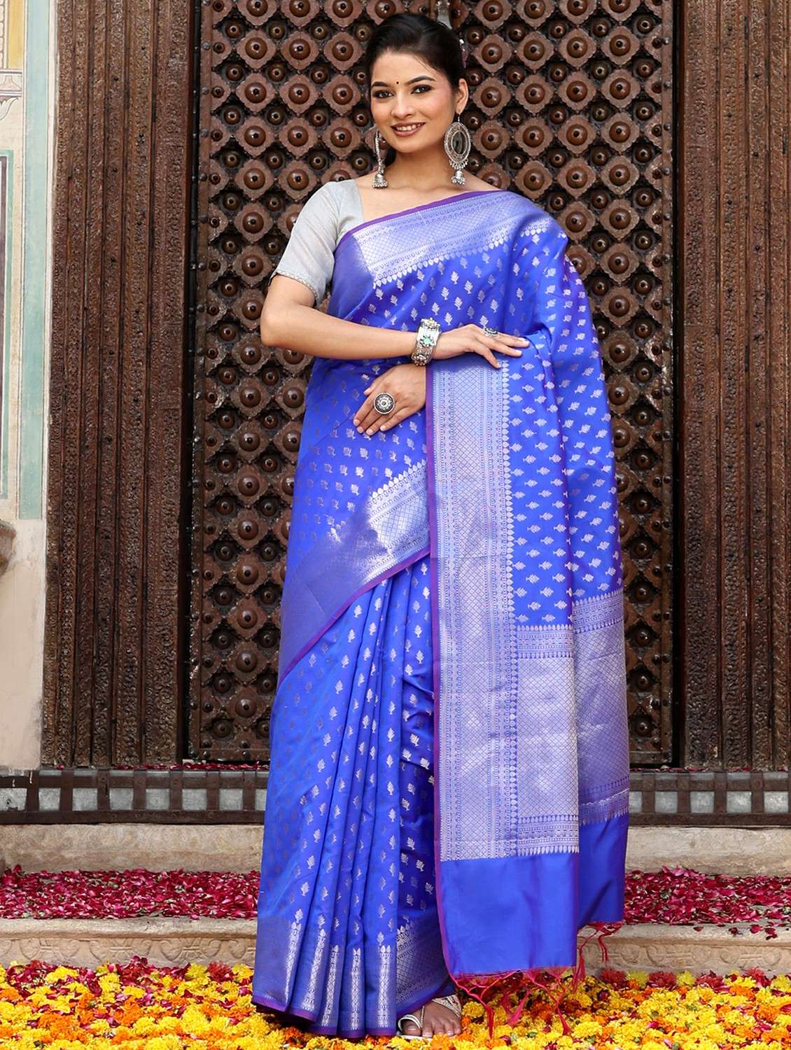 women self design banarasi saree with blouse