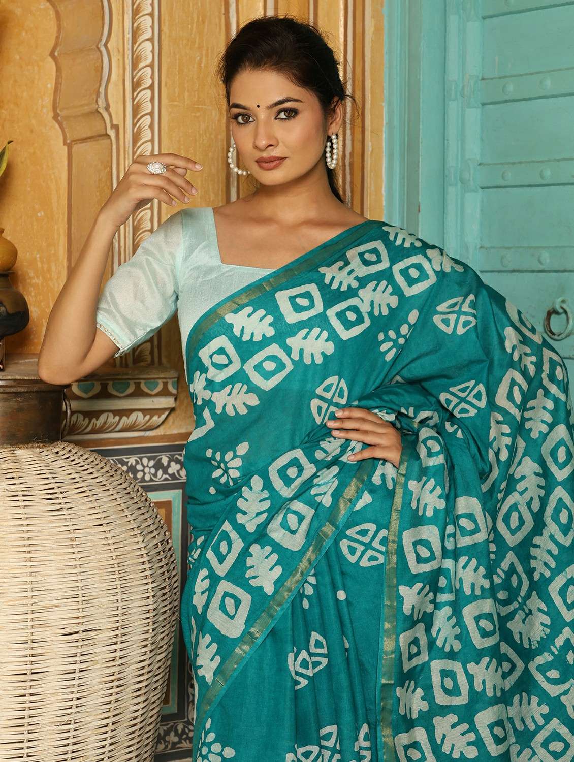 women printed casual wear saree with blouse - 22183729 -  Standard Image - 5