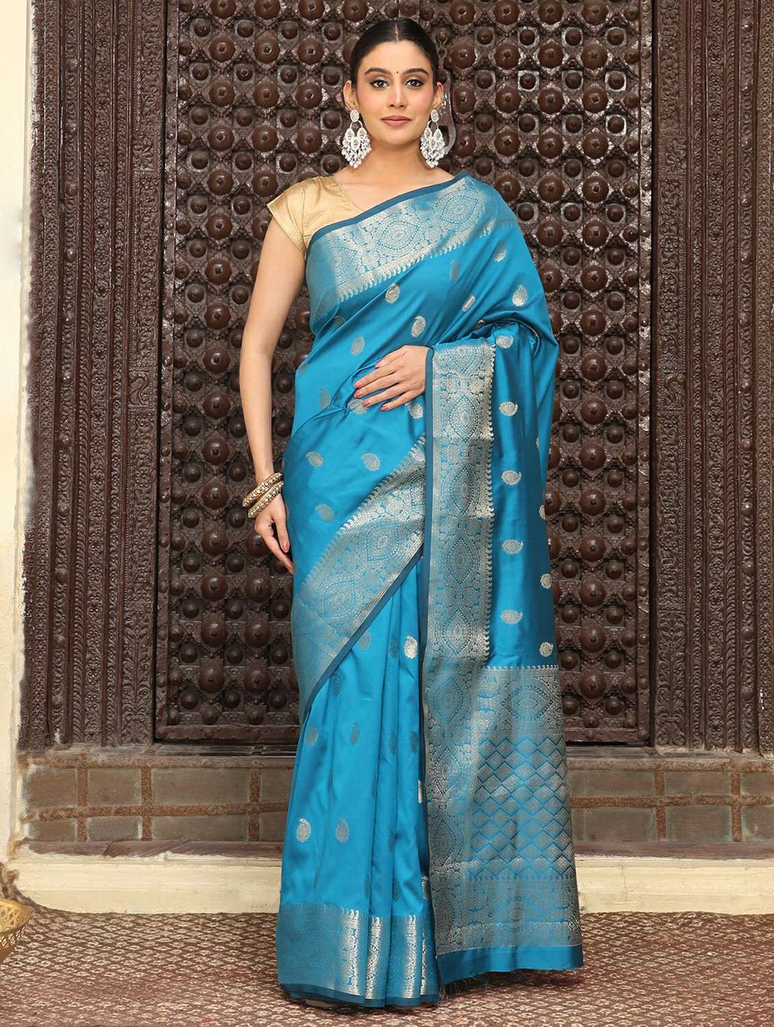 women self design banarasi saree with blouse