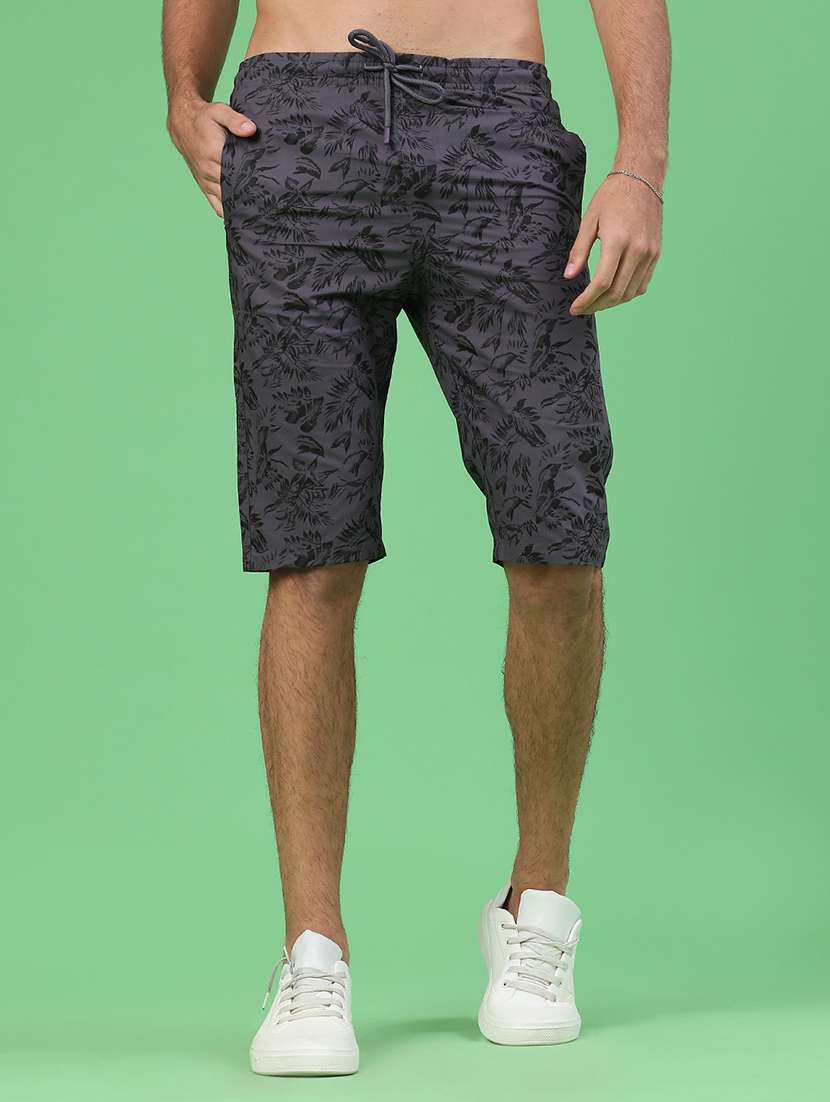 men printed mid rise regular fit three-fourth shorts
