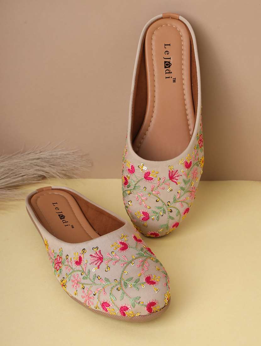 women embroidered slip on mojari