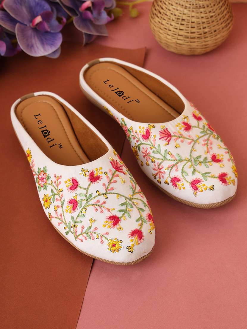 women embroidered slip on mojari