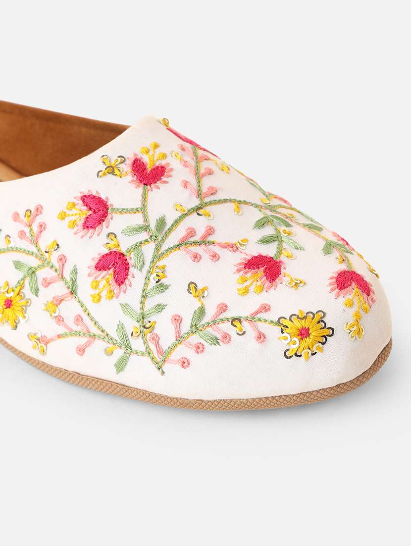 women embroidered slip on mojari - 22184226 -  Standard Image - 3
