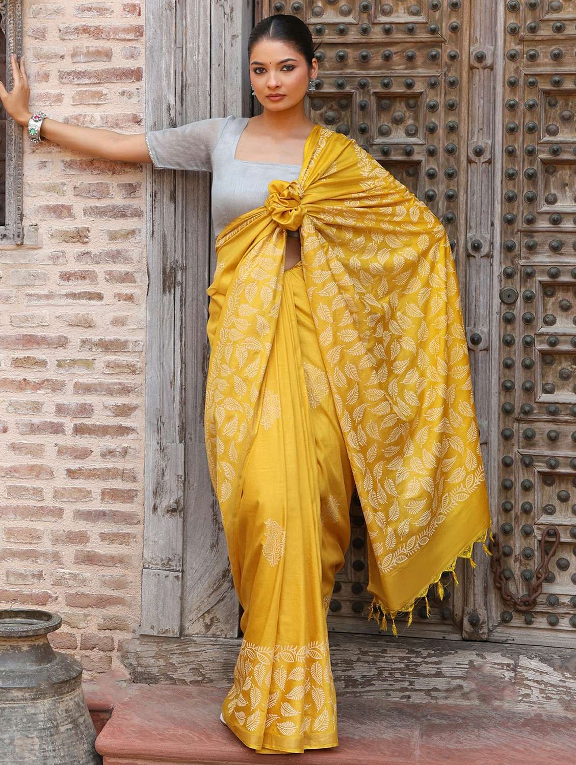 women printed casual wear saree with blouse - 22184296 -  Standard Image - 3