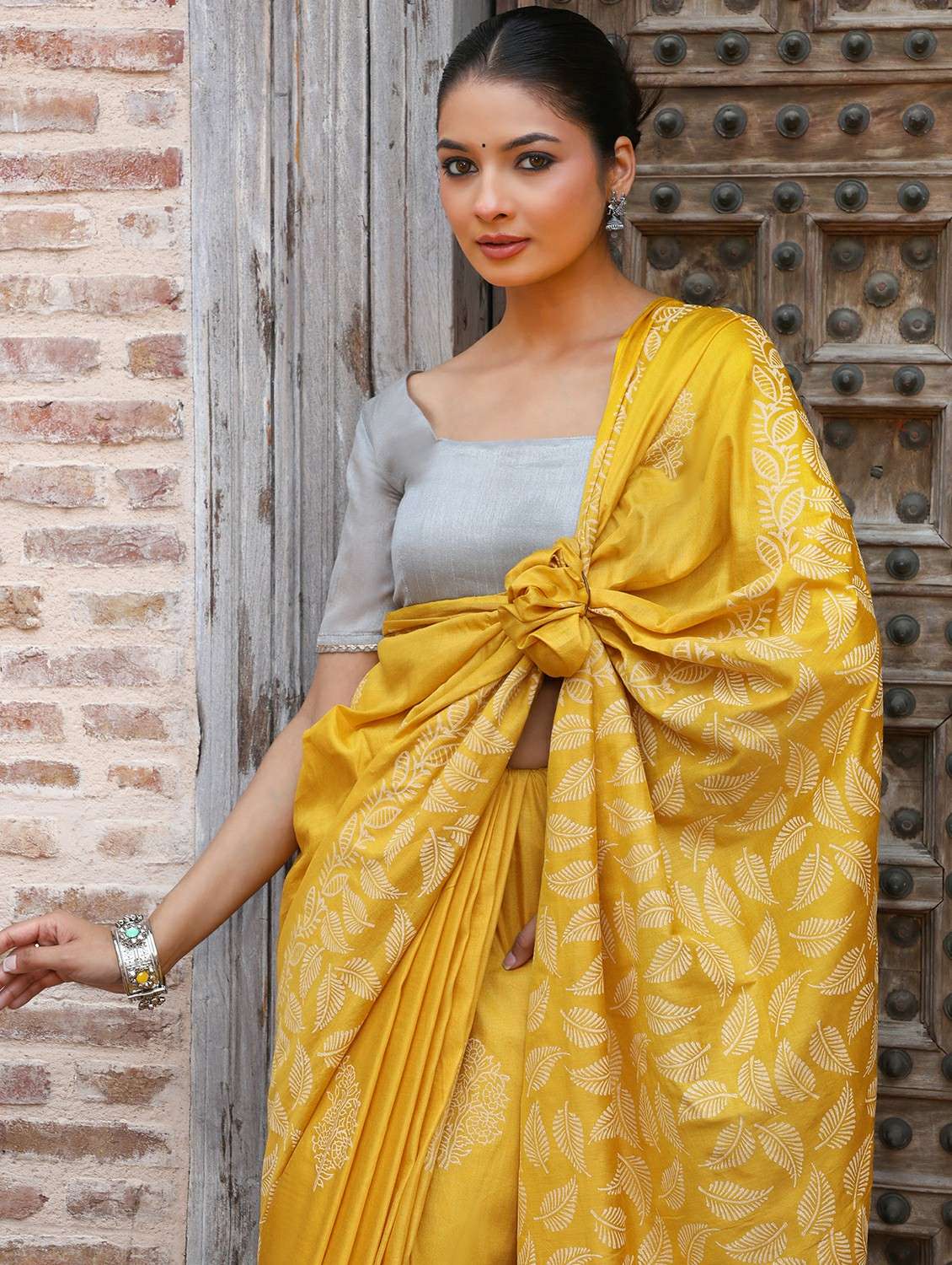 women printed casual wear saree with blouse - 22184296 -  Standard Image - 5