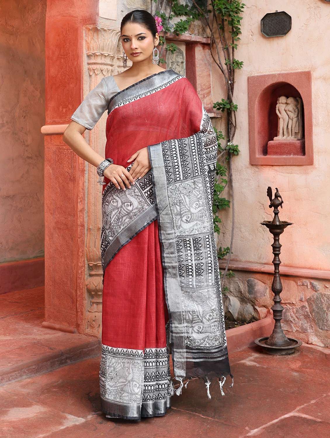 women solid with bordered saree with blouse