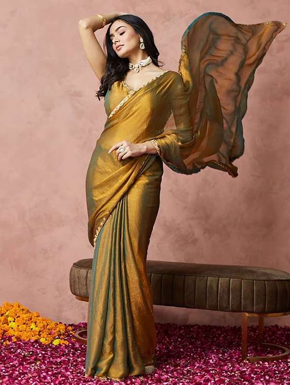 women solid with embellished bordered saree with blouse - 22185052 -  Standard Image - 3