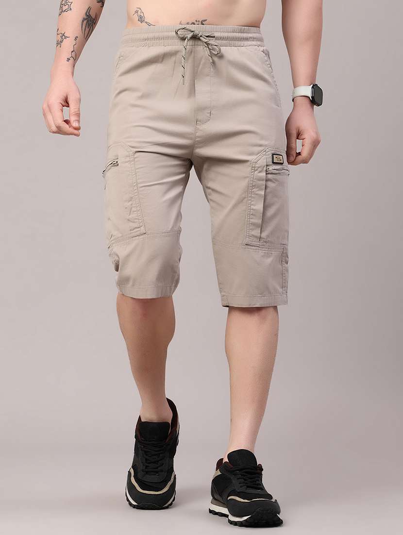 men solid mid rise three fourth cargo shorts