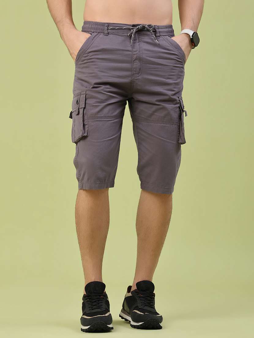 men solid mid rise three fourth cargo shorts