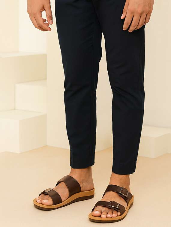 men solid toe seperator sandal - 22186247 -  Standard Image - 3