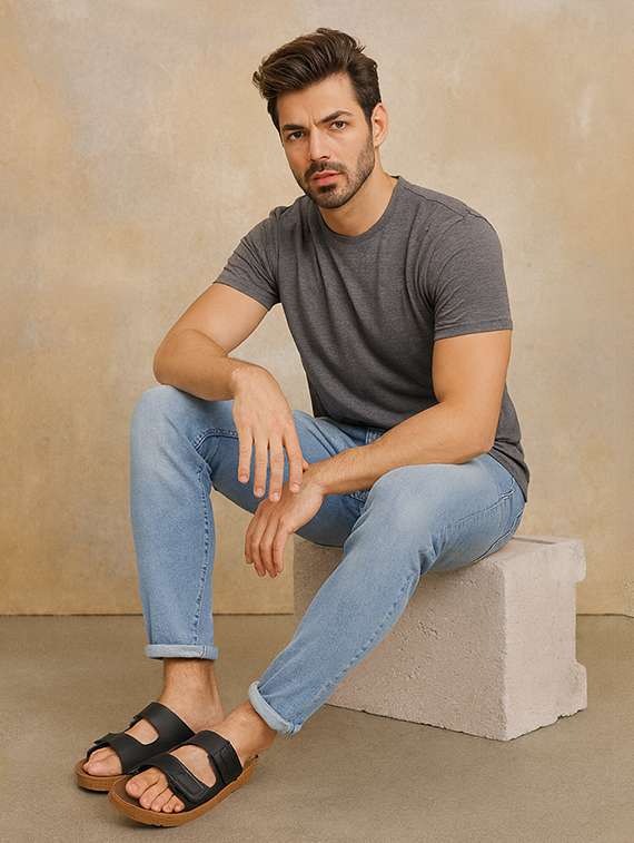 men solid toe seperator sandal - 22186252 -  Standard Image - 3