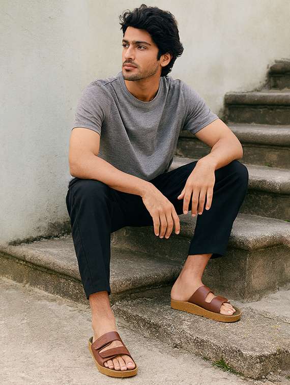 men solid toe seperator sandal - 22186261 -  Standard Image - 3