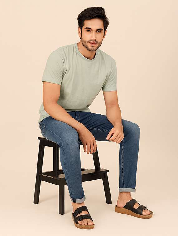 men solid toe seperator sandal - 22186311 -  Standard Image - 3