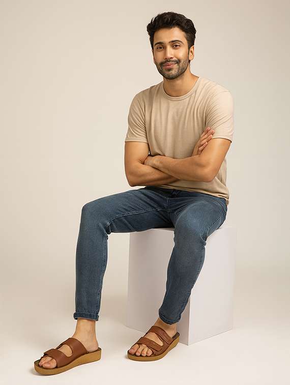 men solid toe seperator sandal - 22186454 -  Standard Image - 3