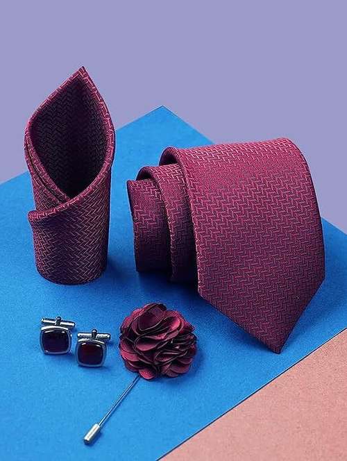 men textured tie cufflinks and pocket square - 22186985 -  Standard Image - 0