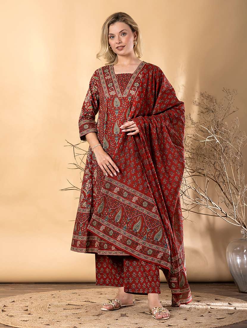 women paisley printed three quarter sleeve kurta pant with dupatta set