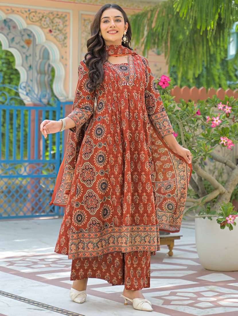 women printed three quarter sleeve kurta palazzo with dupatta set