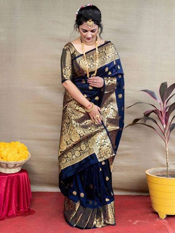 women self design kanjivaram saree with blouse