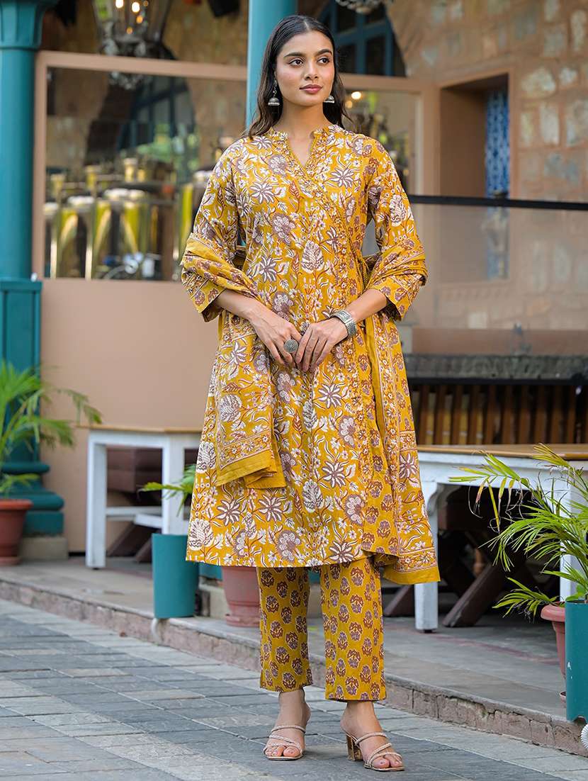 women floral three quarter sleeve kurta pant with dupatta set - 22187657 -  Standard Image - 3