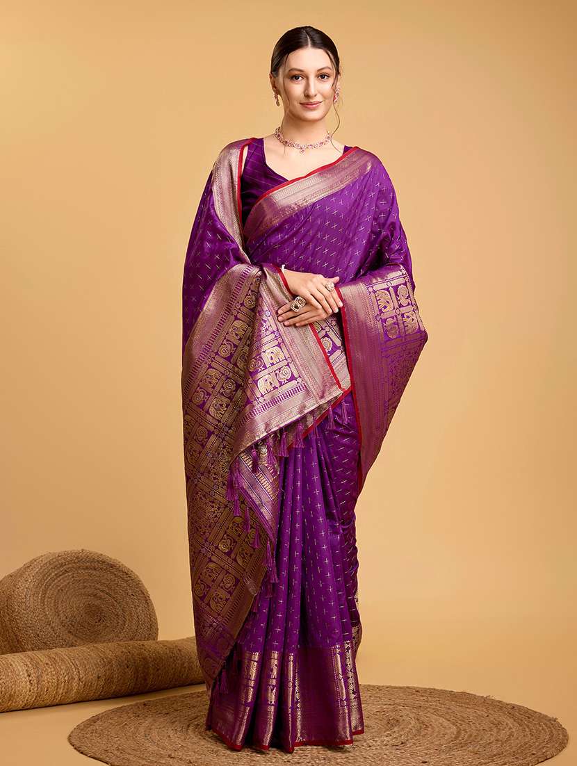 women self design bordered saree with blouse