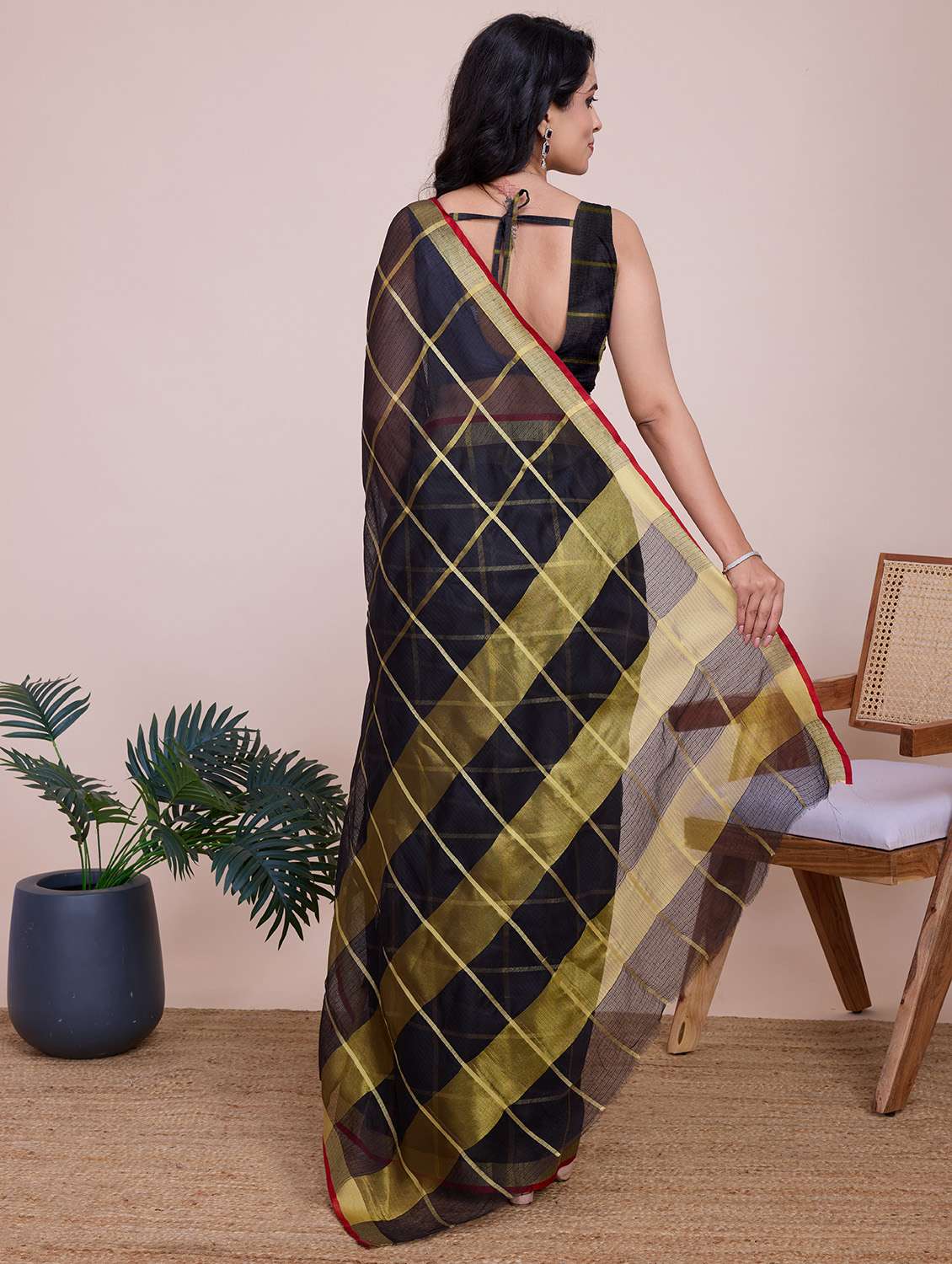 women checkered bordered saree with blouse - 22187792 -  Standard Image - 3