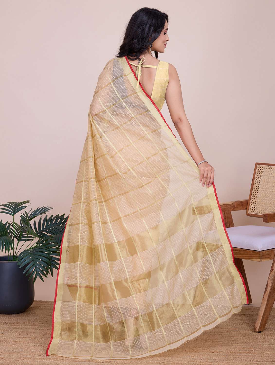 women checkered bordered saree with blouse - 22187793 -  Standard Image - 3