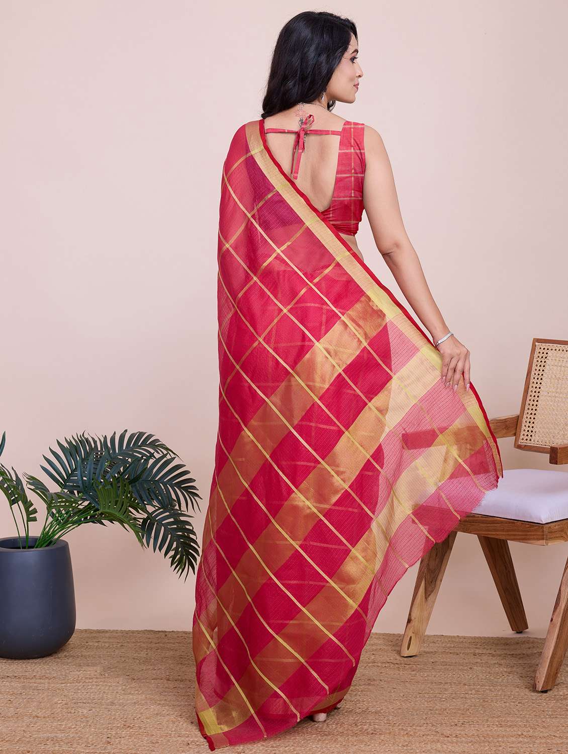 women checkered bordered saree with blouse - 22187794 -  Standard Image - 3