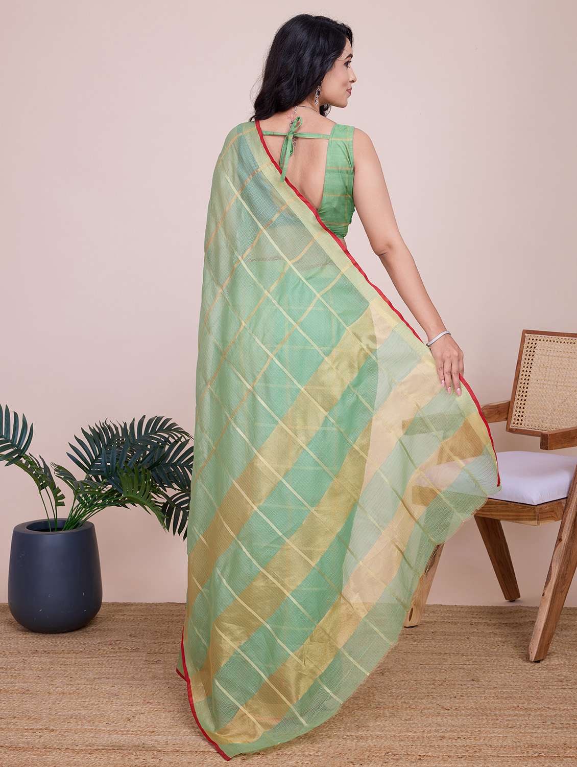 women checkered bordered saree with blouse - 22187796 -  Standard Image - 3