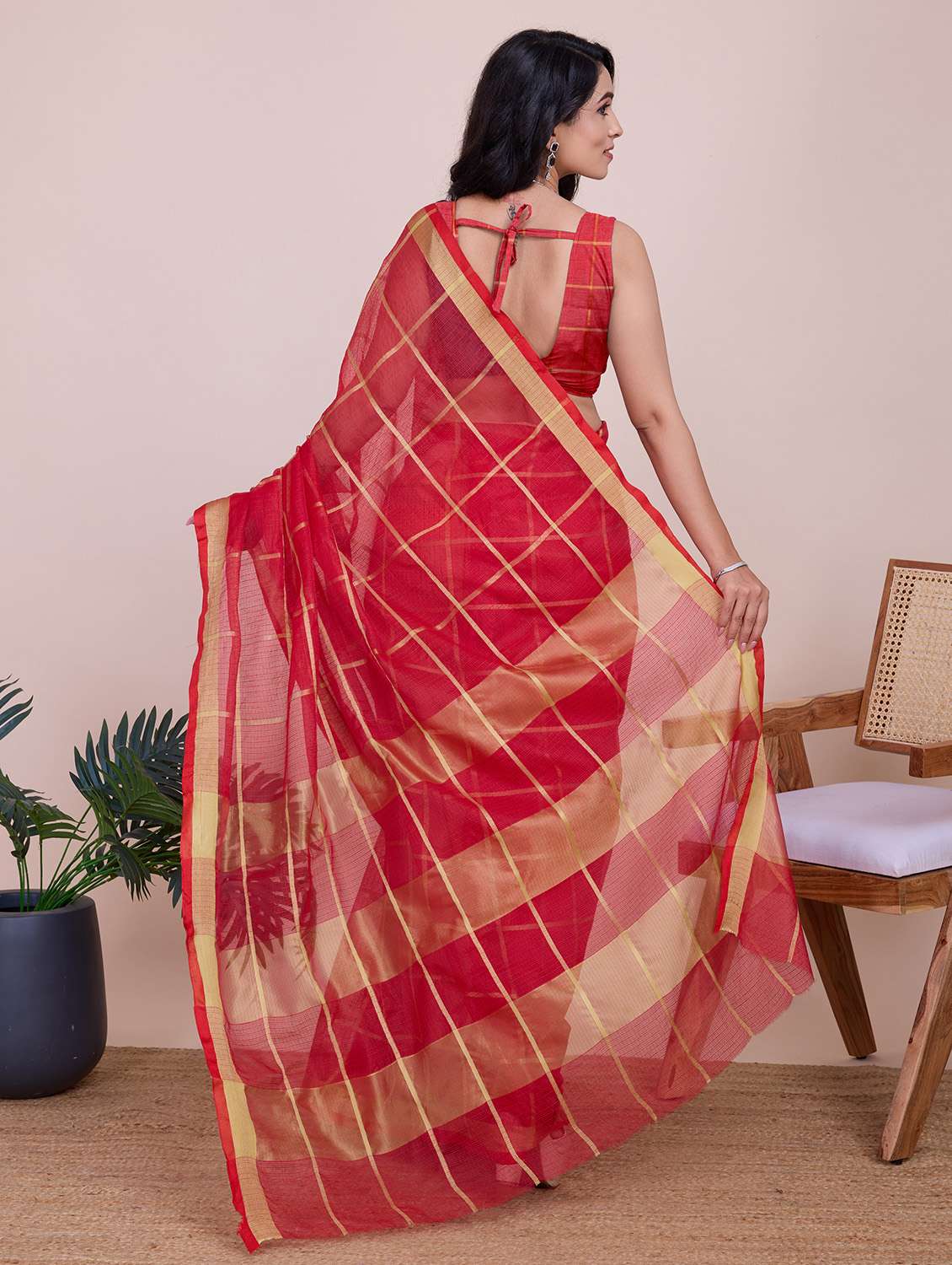 women checkered bordered saree with blouse - 22187797 -  Standard Image - 3