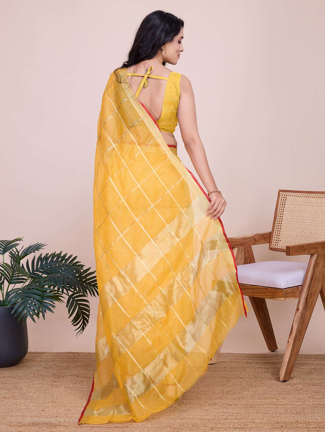 women checkered bordered saree with blouse - 22187799 -  Standard Image - 3