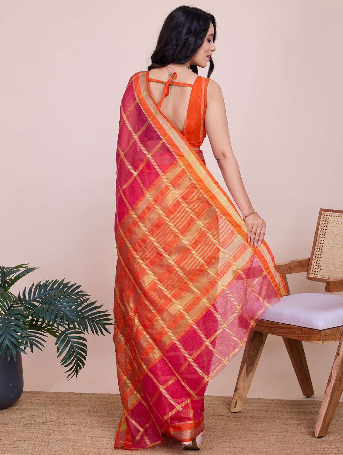 women checkered bordered saree with blouse - 22187804 -  Standard Image - 3